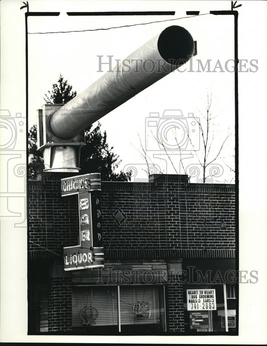1985 Press Photo The big pipe on top of Chuck's bar and grill - Historic Images
