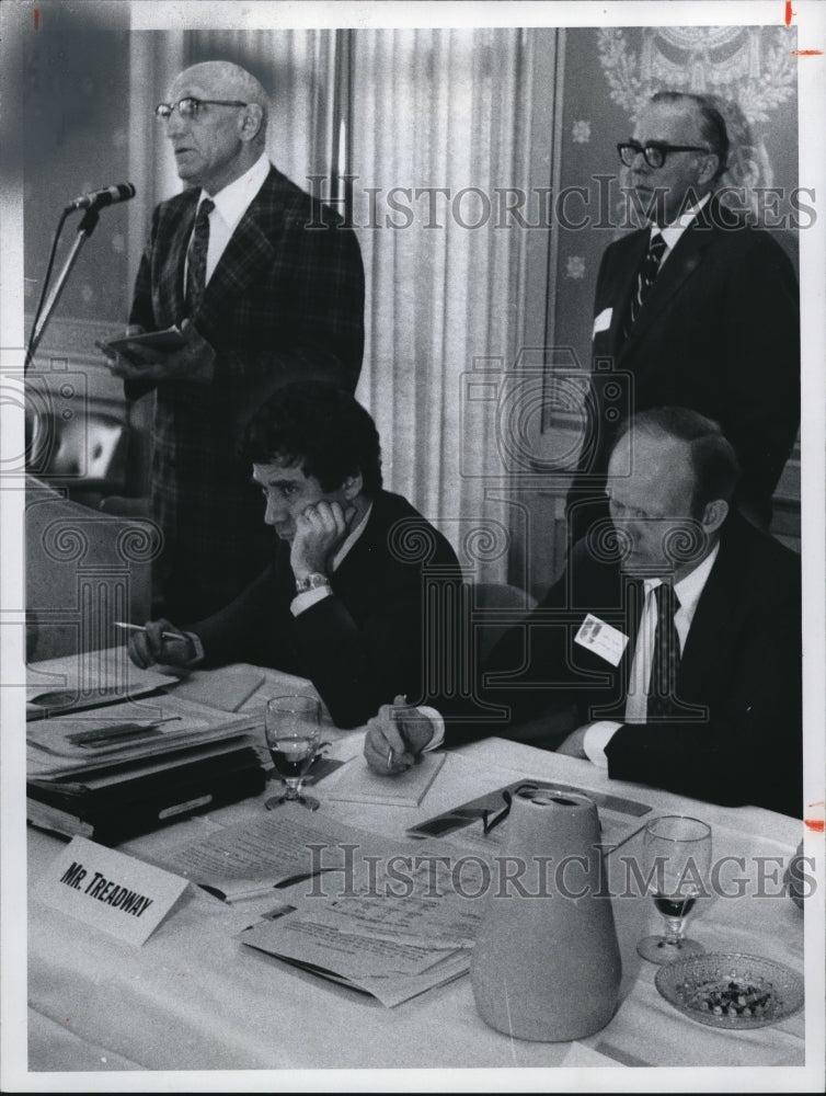 1976 Press Photo Union Commerce Bank shareholder&#39;s meeting - cva80929-Historic Images