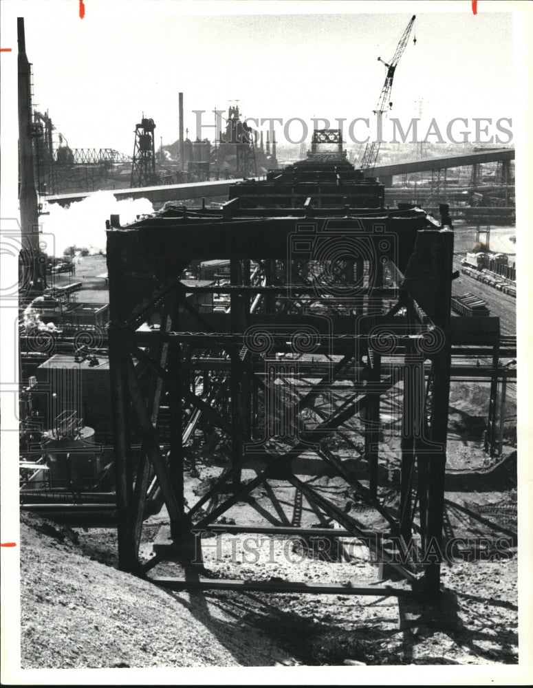 1981 Press Photo Clark Ave Bridge Tearing Down - Historic Images