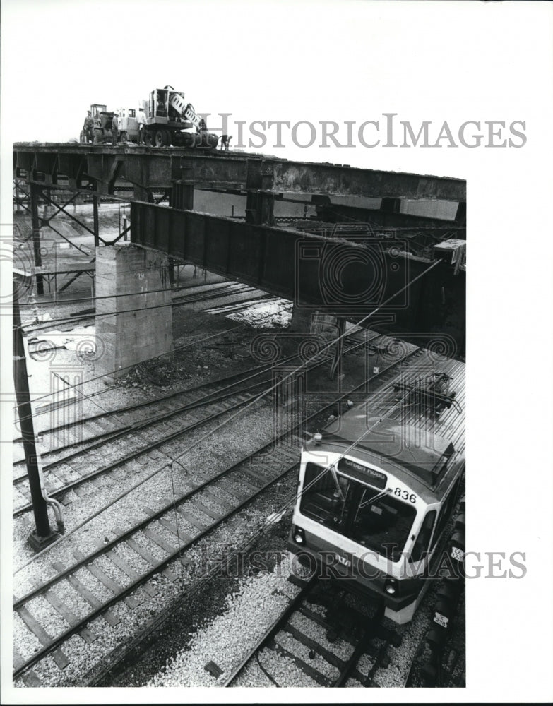 1989 Press Photo The Ruhlin Construction Company worker atop the bridge worker - Historic Images