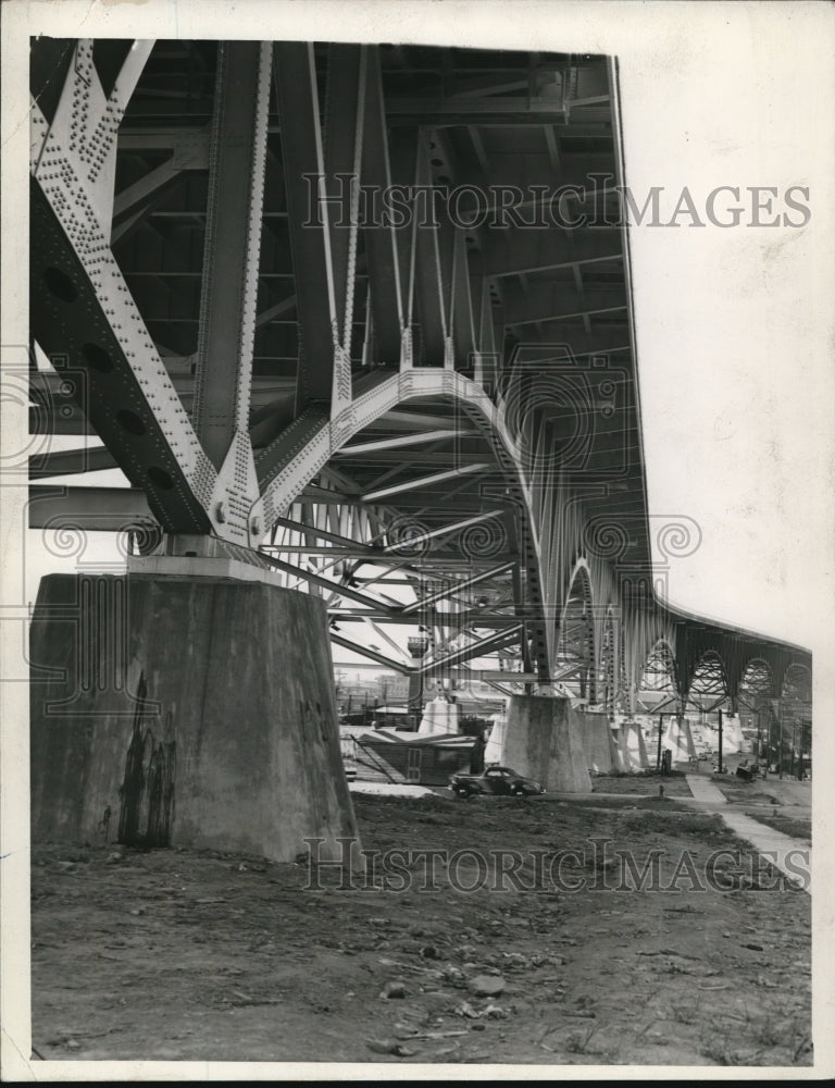 1940 Press Photo The Taxi under the Bridge at Main Avenue - cva80978-Historic Images