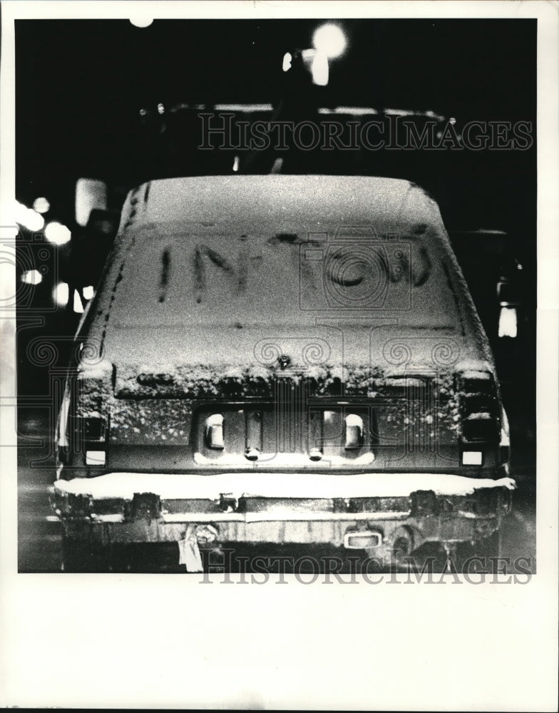 1985 Press Photo Auto being towed along E. 9th around Euclid Ave. - Historic Images