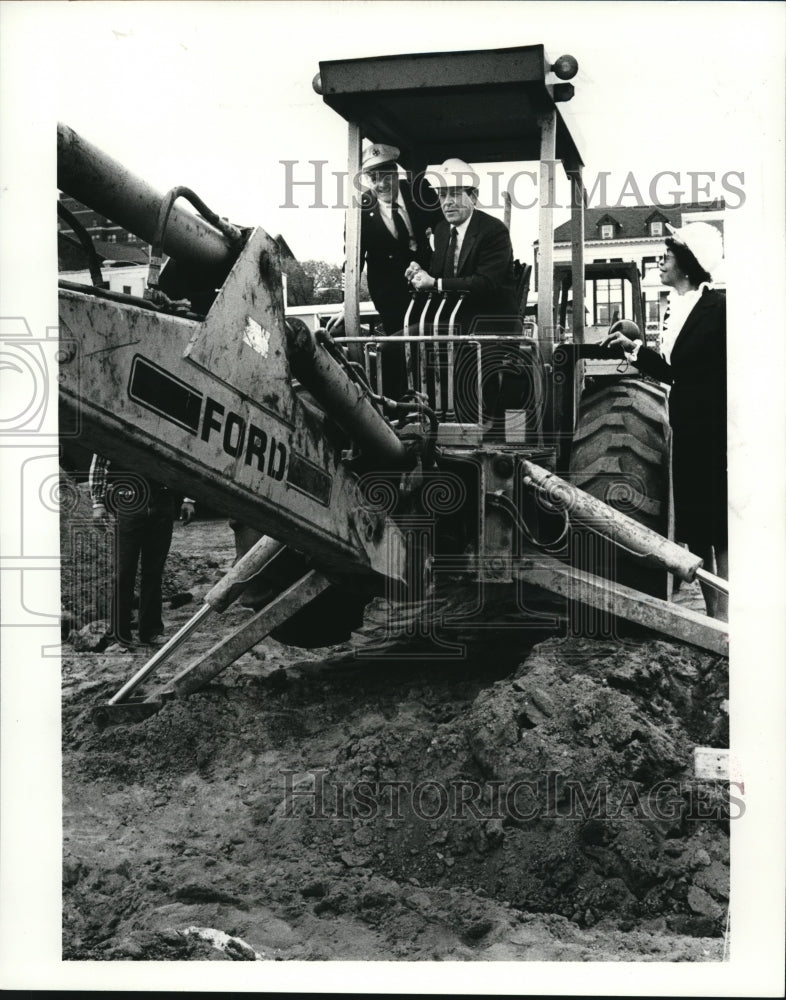1985 Press Photo Fire Chief James McNamee & Mayor George Voinovich ground break - Historic Images