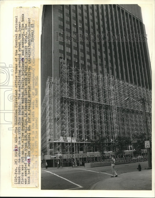 1983 Press Photo Downtown Cleveland office tower of Central National Bank Corp - Historic Images