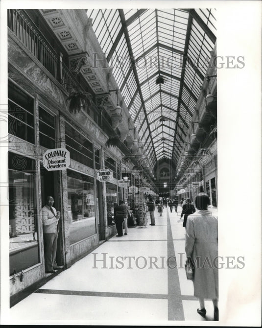 1983 Press Photo Interior of Colonial Arcade building - Historic Images