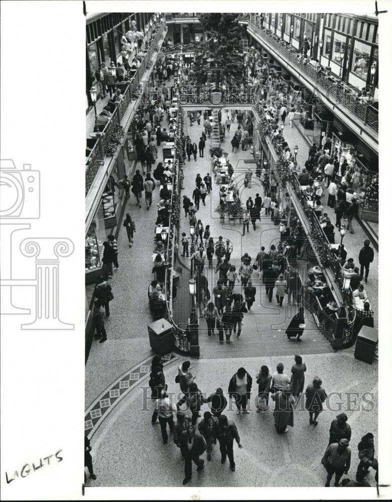 1988 Press Photo Christmas shopping crowds at the Old Arcade at 1:15 p.m. - Historic Images