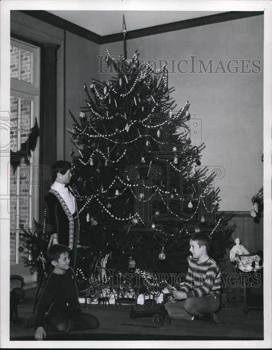 1961 Press Photo Patrick & Eric Smeby study century-old tree & toys under gaze - Historic Images