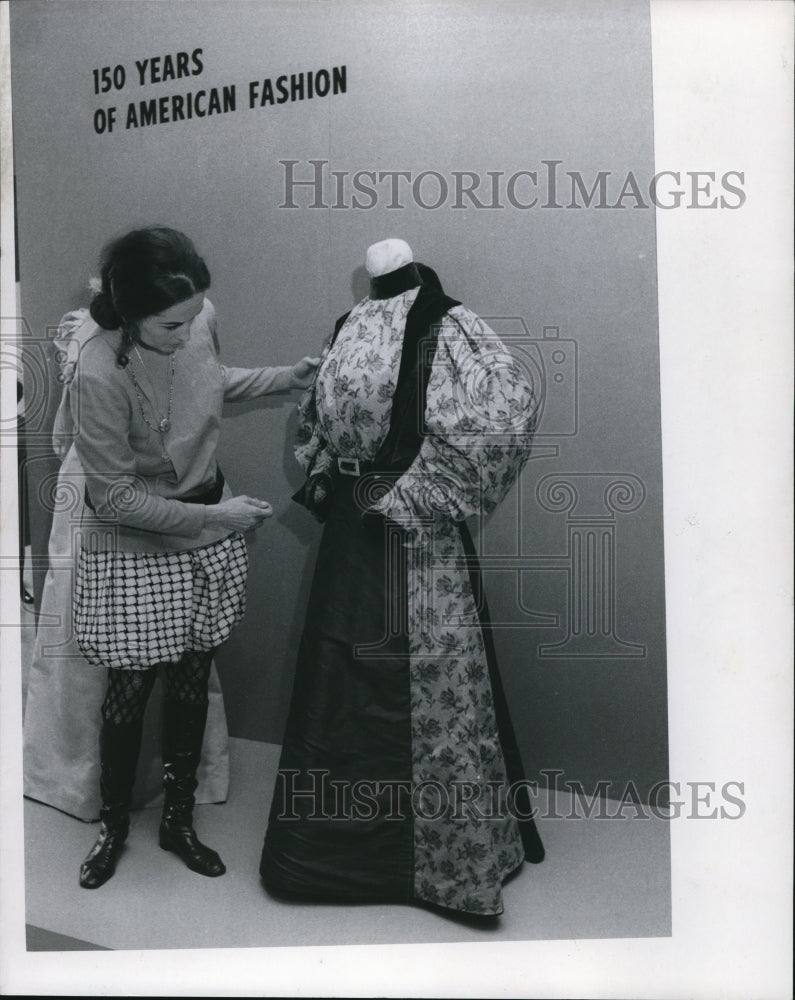 1970 Press Photo Mrs Donald Eugene at Costume Storage &amp; Study Wing Preview-Historic Images