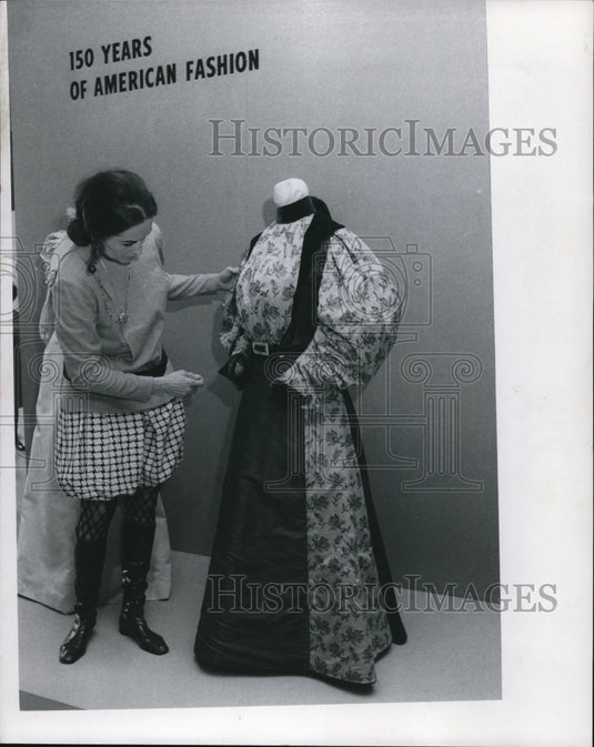 1970 Press Photo Mrs Donald Eugene at Costume Storage & Study Wing Preview-Historic Images