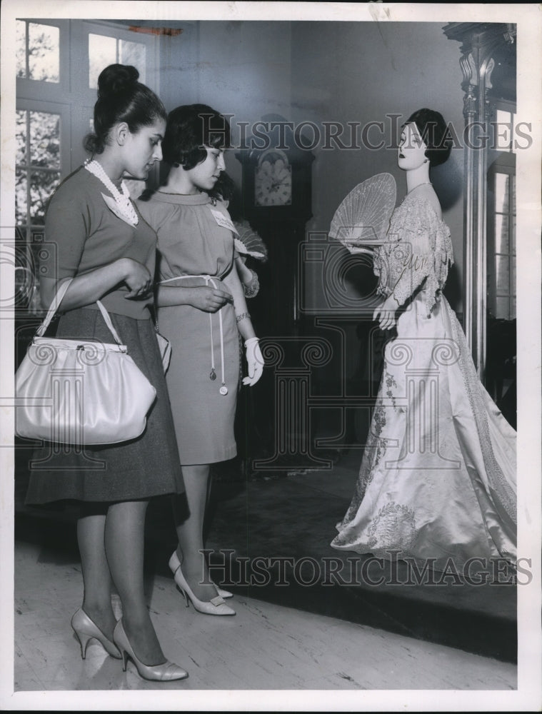 1961 Press Photo Rosalina Ramos and Mrs Mehrdad Sahba touring WRHS Museum - Historic Images