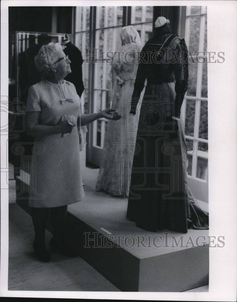 1970 Press Photo Mrs Arthur Dawley Costume Storage &amp; Study Wing Preview-Historic Images