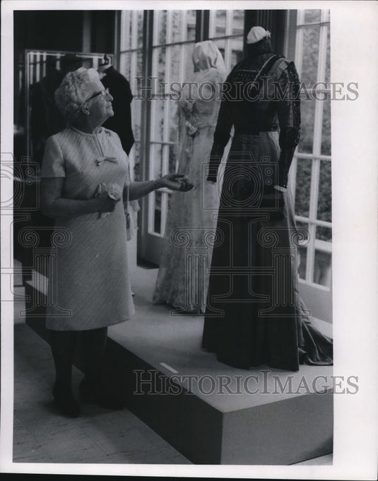 1970 Press Photo Mrs Arthur Dawley Costume Storage & Study Wing Preview-Historic Images