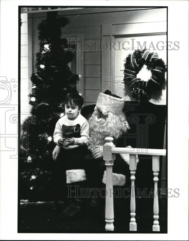 1987 Press Photo Euclid Square Mall Robert&#39;s second sitting with Santa - Historic Images