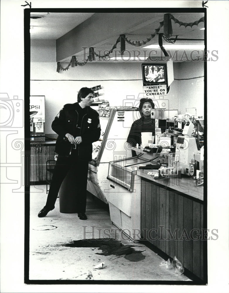 1986 Press Photo Shooting at Lawson Store at E 79th and Cedar - Historic Images