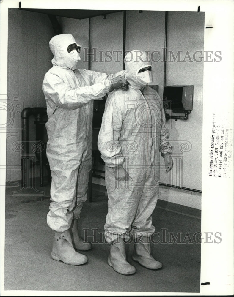 1989 Press Photo Tommie McKissack Jr and Judy Brown worker at Stouffers Frozen - Historic Images