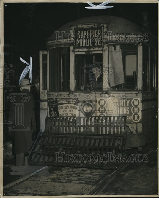1948 Press Photo Tom Mooney Stops a One-Man Streetcar at St Clair E129th Street- Historic Images