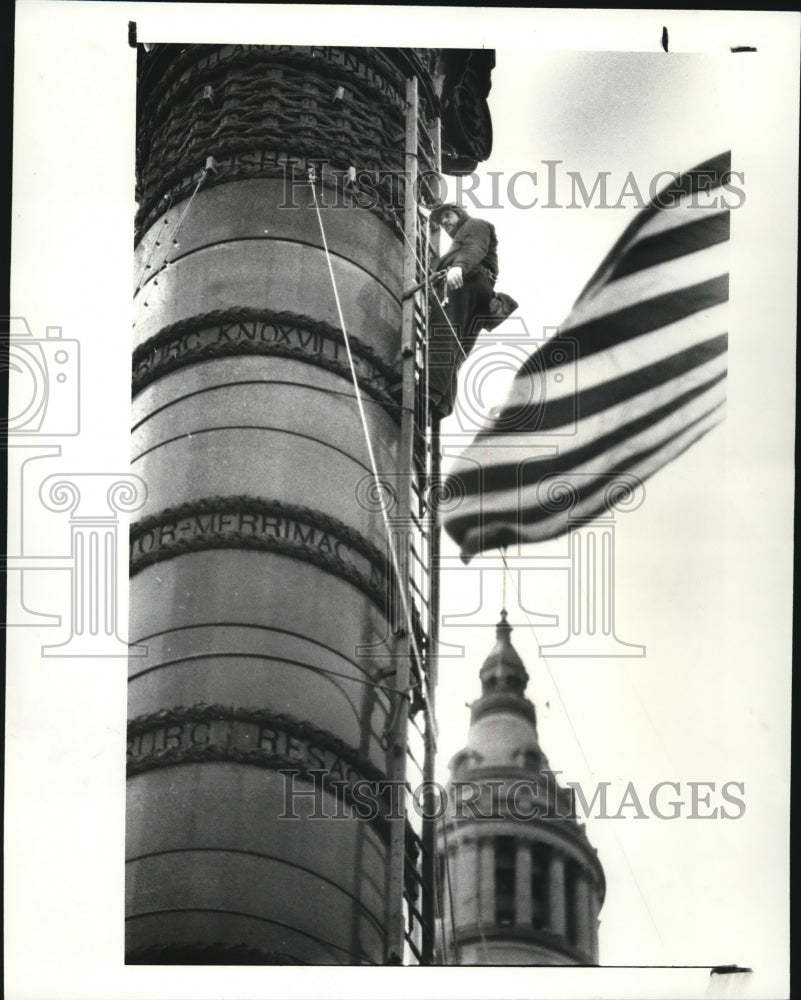 1987 Press Photo J Romano Lights on the Soldiers and Sailors Monument - Historic Images