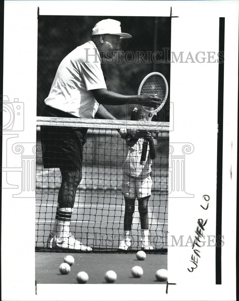 1989 Press Photo Robert Binns Sr.with Latricia Binns in her First Tennis Lesson - Historic Images