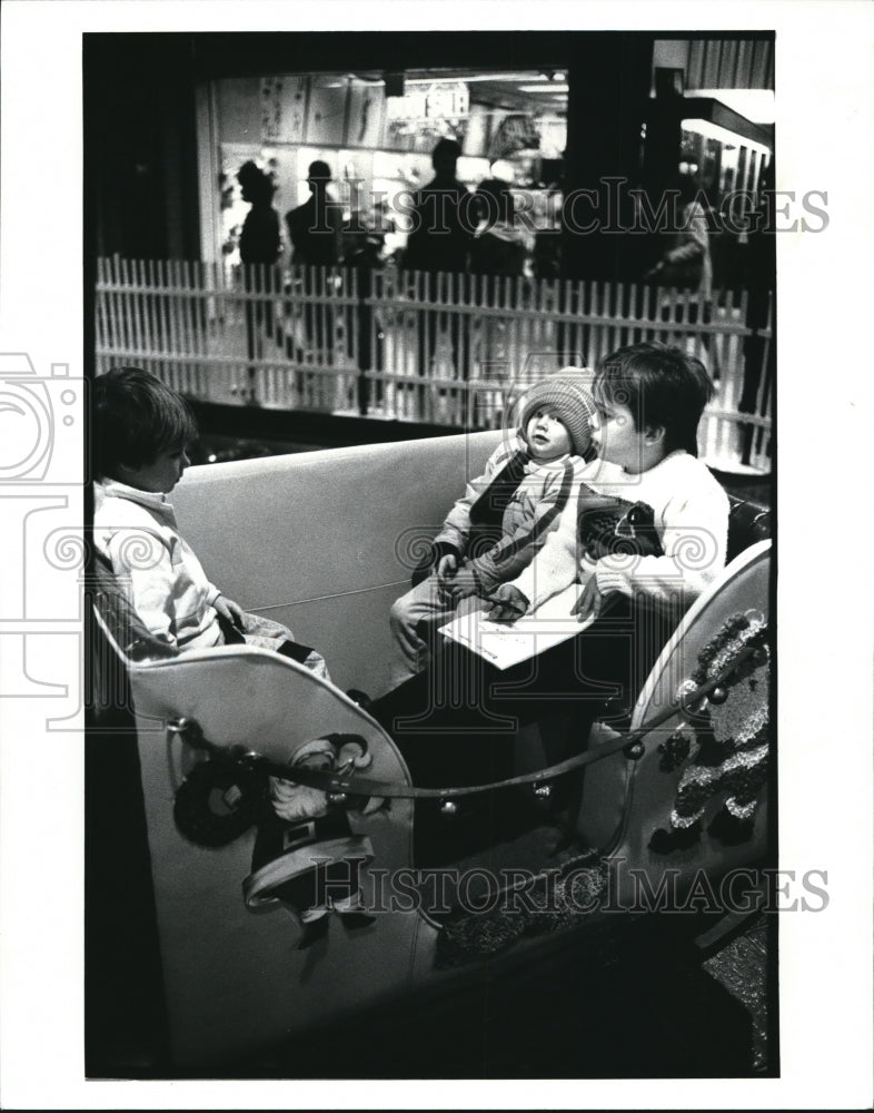 1987 Press Photo Robert Rating the Train Rides at Great Northern Shopping Center - Historic Images