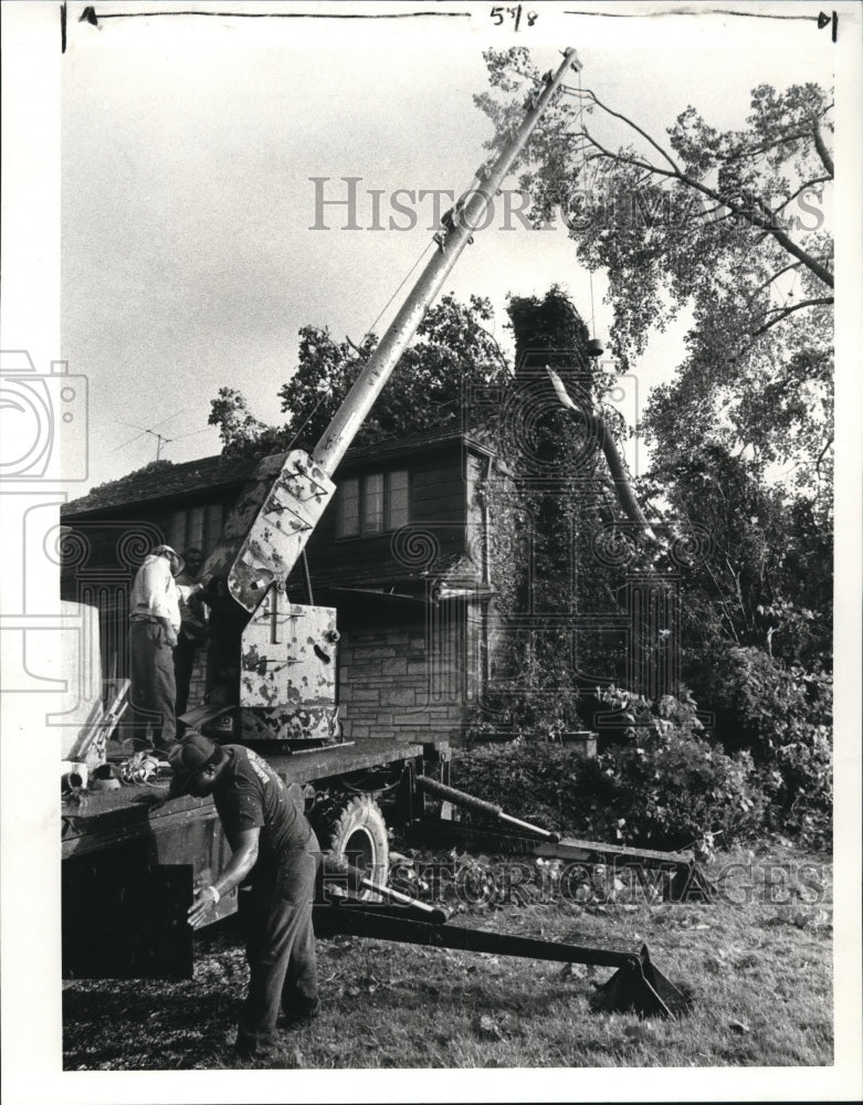 1984 Press Photo Workmen Remove Tree From Roof of Reverend William Sawyer Home - Historic Images