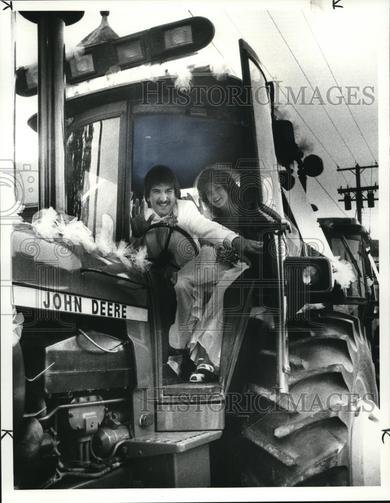 1984 Press Photo Kathleen Coyne and Jeffrey Miller leave the church - Historic Images