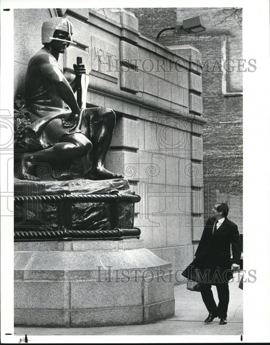 1988 Press Photo Statue at the Front of Federal Reserve Bank Bldg in E 6th. - Historic Images