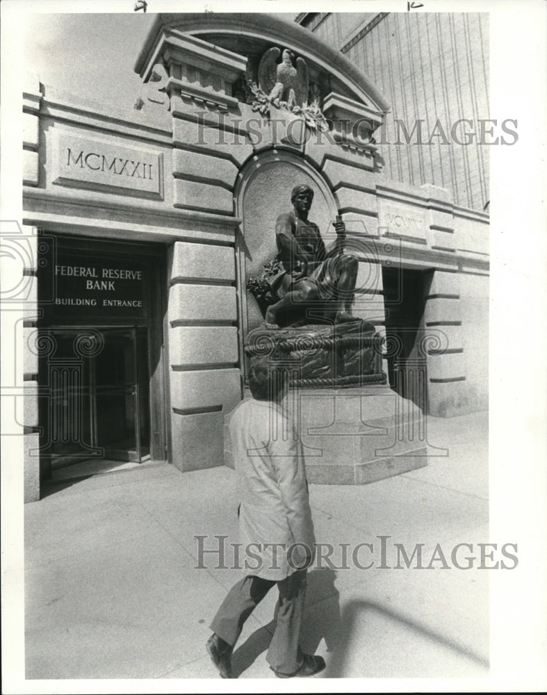 1983 Press Photo Statue at the entrace of Federal Reserve Bank. - Historic Images