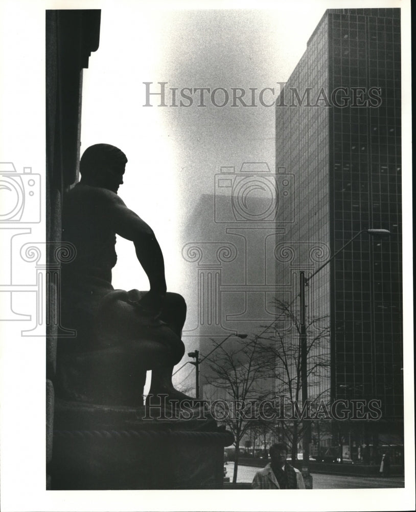 1981 Press Photo Bronze figure front of Federal Reserve bldg Superior - Historic Images