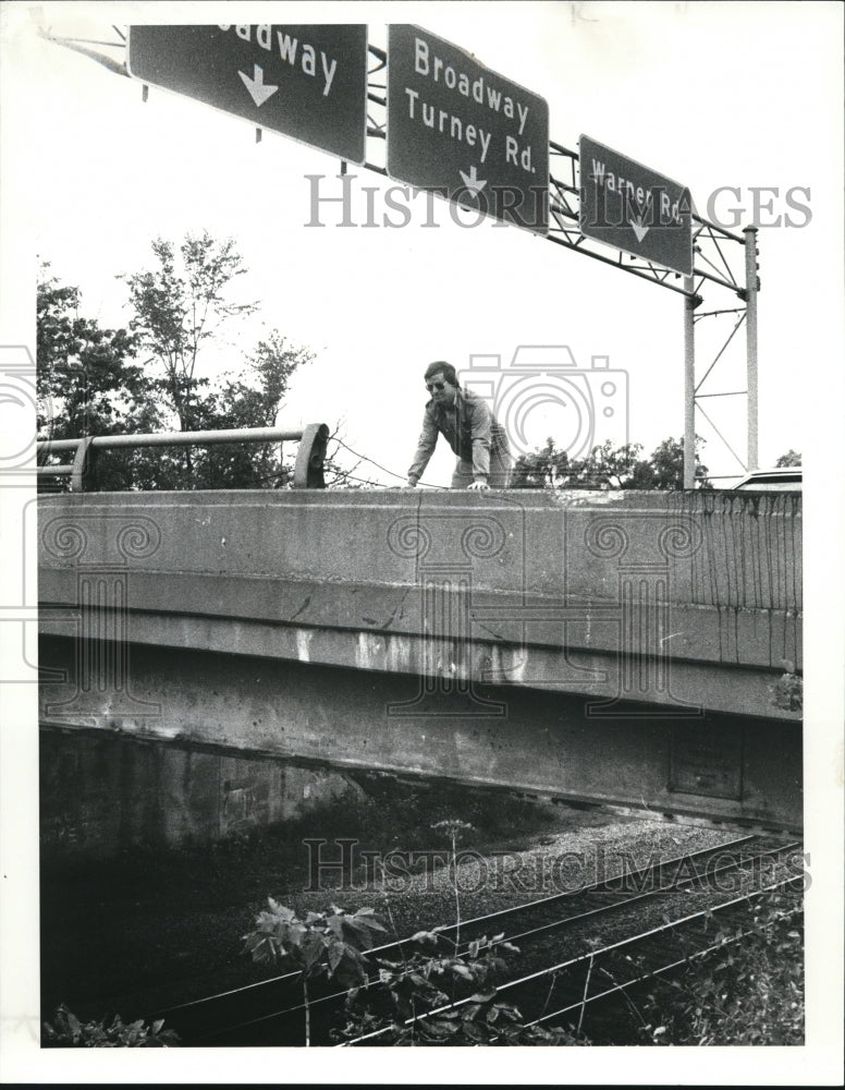 1984 Press Photo Keven Shannon at Warner Rd. bridge - Historic Images