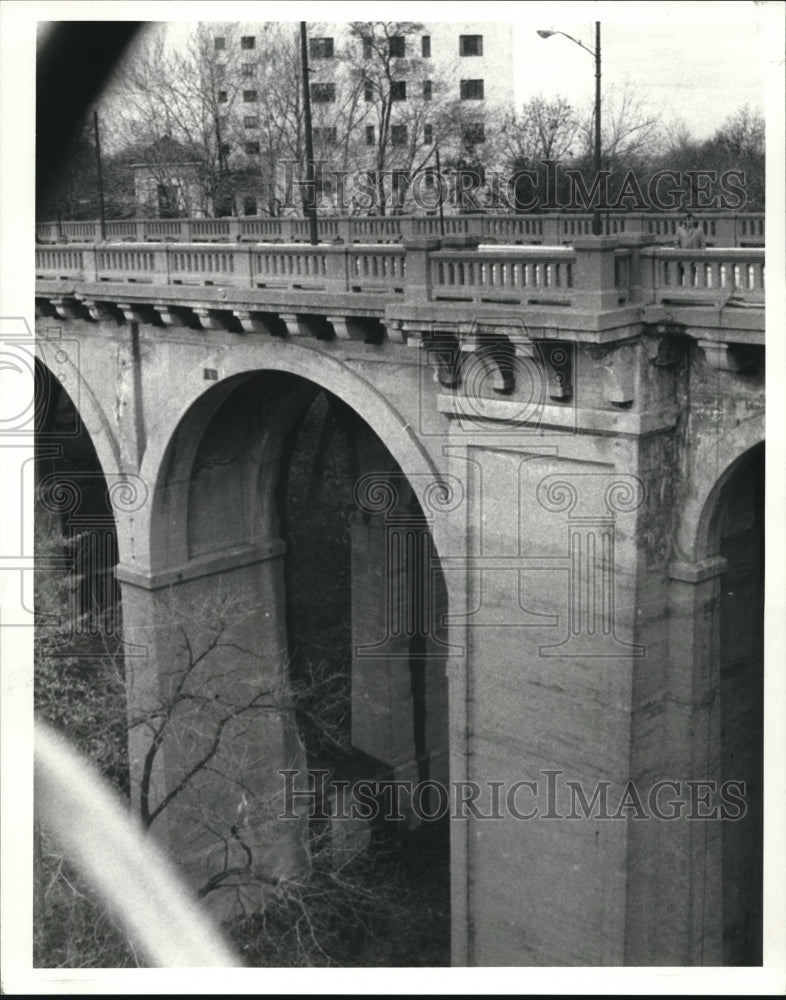 1980 Press Photo Project Engineer Jay McIntyre &amp; portion of old Detroit-Rocky - Historic Images