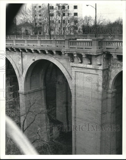 1980 Press Photo Project Engineer Jay McIntyre & portion of old Detroit-Rocky - Historic Images