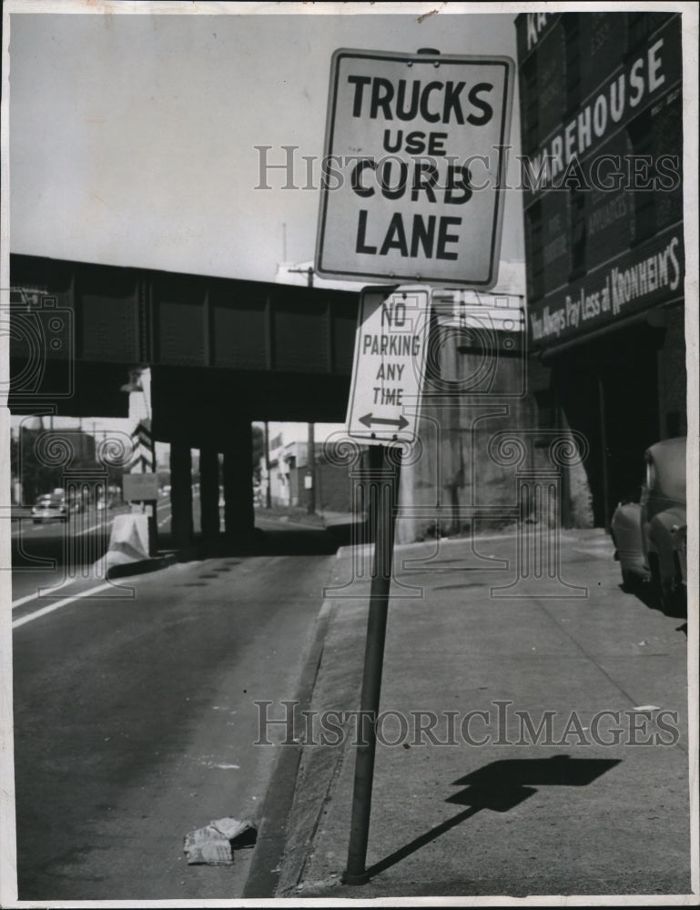 1950 Press Photo Sign east of Chester Ave., railroad bridge - cva81349 - Historic Images