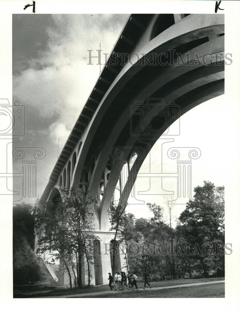 1983 Press Photo Runners under Hilliard Road Bridge - Historic Images