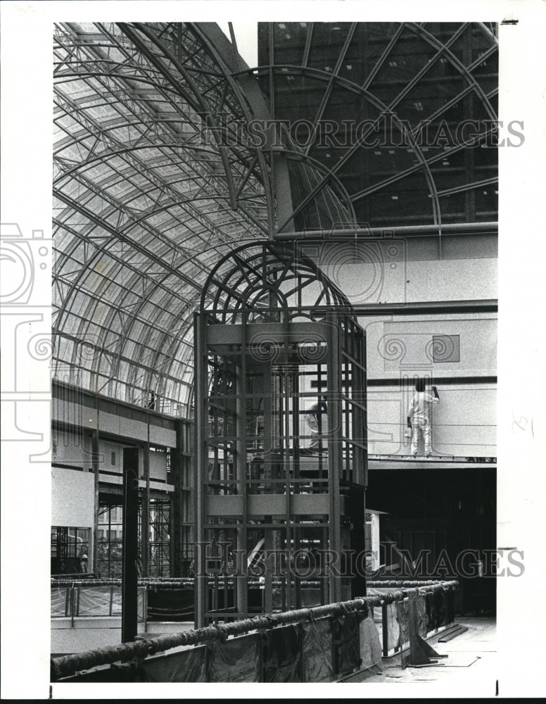 1987 Press Photo Interior of the Galleria Bldg with the inside elevator - Historic Images