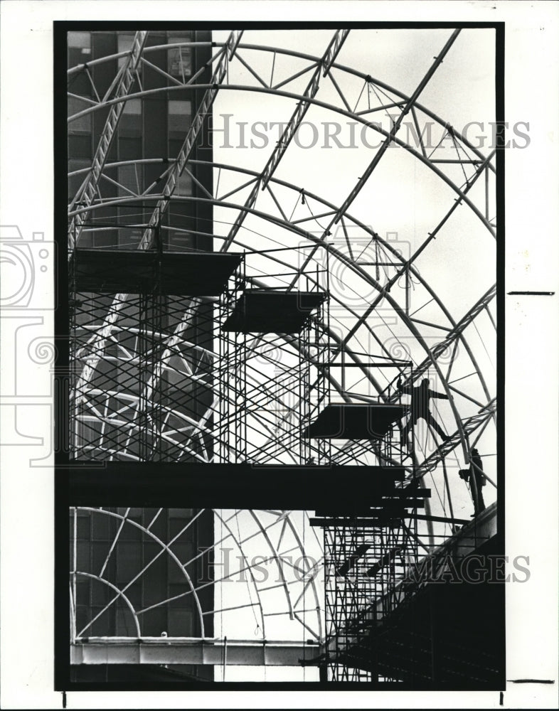 1987 Press Photo Completing skeletal structure of Galleria on E. 9th &amp; St Clair - Historic Images