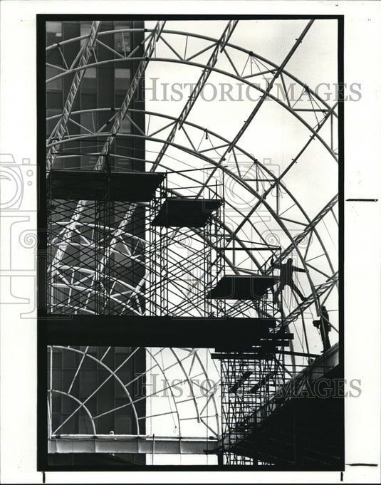 1987 Press Photo Completing skeletal structure of Galleria on E. 9th & St Clair - Historic Images