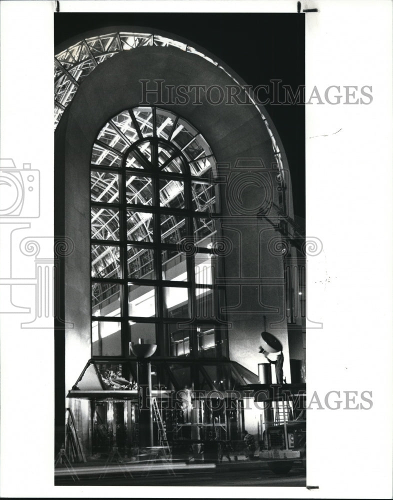 1987 Press Photo Workmen install lights at the entrance to the Galleria - Historic Images