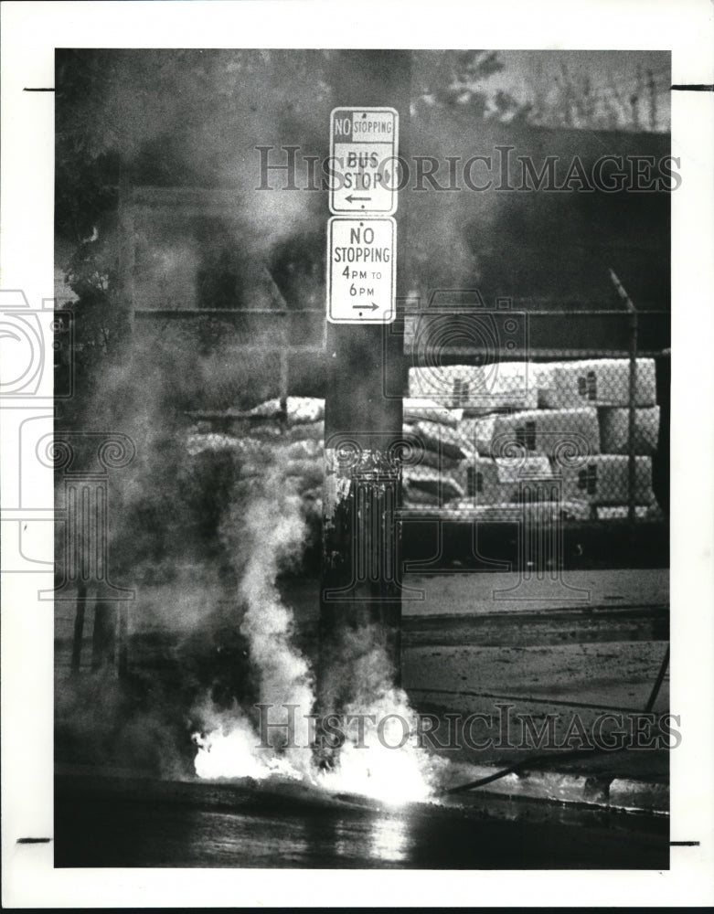 1988 Press Photo Downed wired burn at base of CEI Pole at E 90th and St. Clair - Historic Images