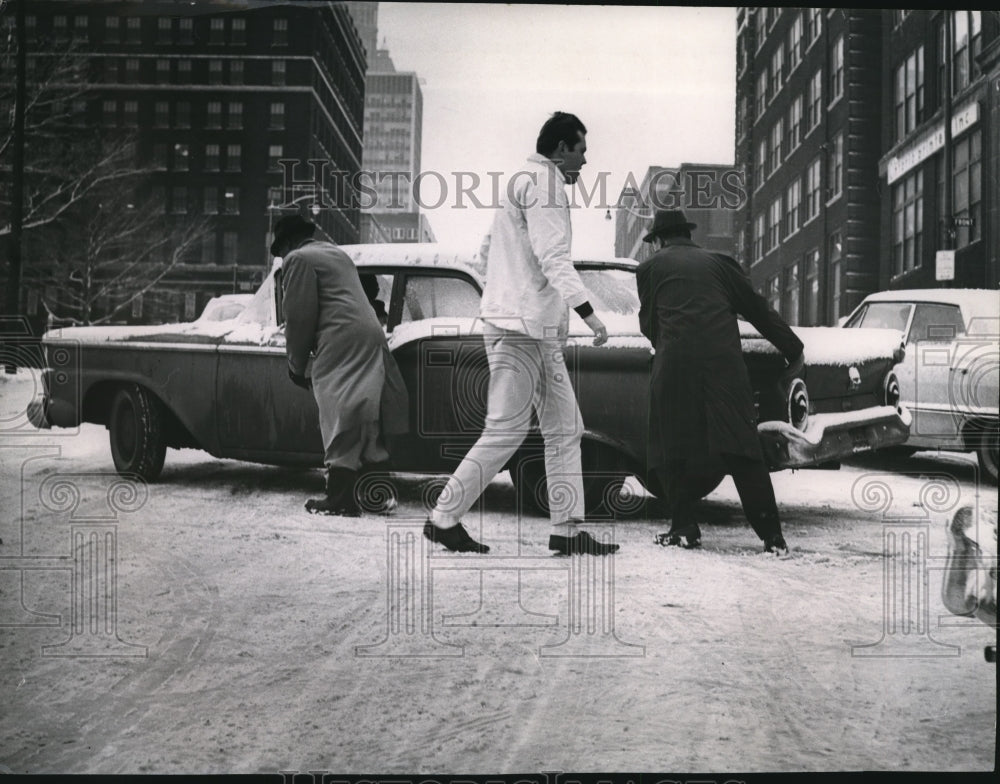 1965 Press Photo Good Samartians help skidding motorist up Icy Hill - cva81453 - Historic Images