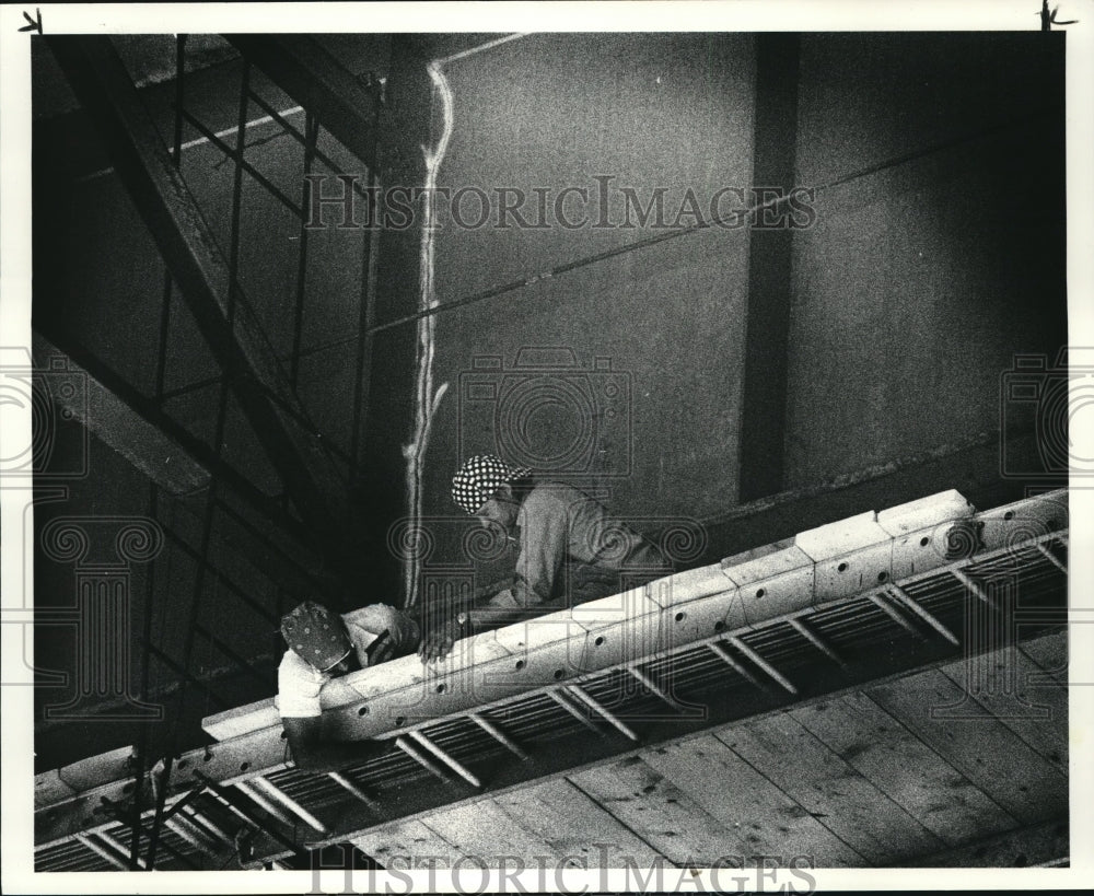 1984 Press Photo Crack on Clifton-Lake Bridge, workman start work on repairs - Historic Images