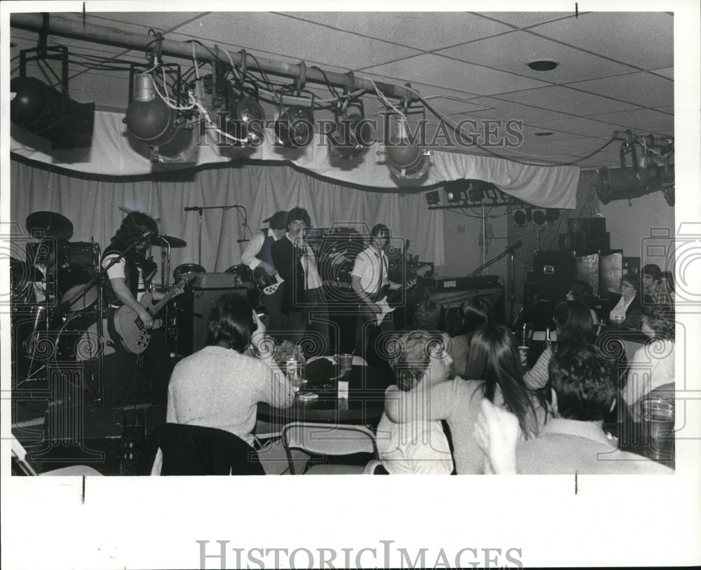 1982 Press Photo Cut Glas performed at the Rock Heaven Rock Club. - Historic Images