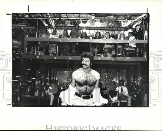 1982 Press Photo Robert Alan Weigand applies for a job at Wispers on W9th St - Historic Images
