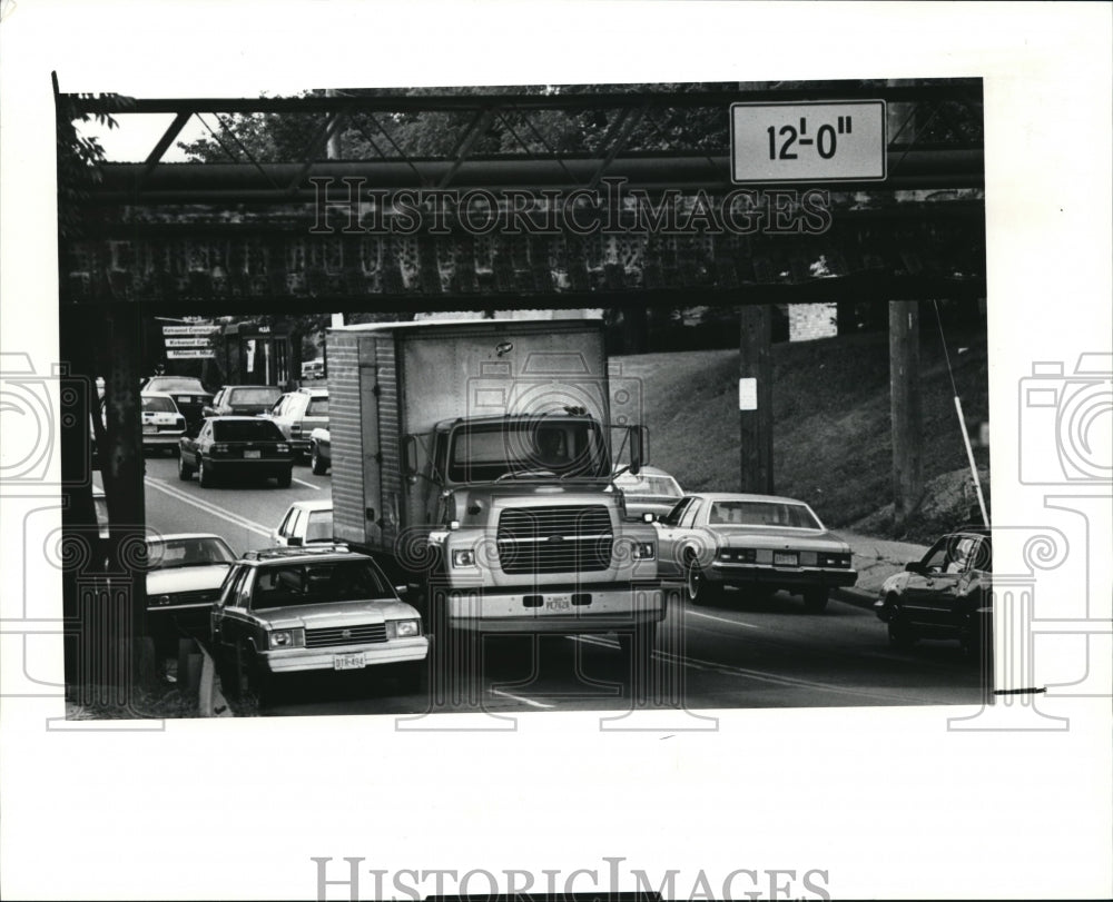 1981 Press Photo Bridge on W. 130 N of 480 low Conrail bridge - Historic Images