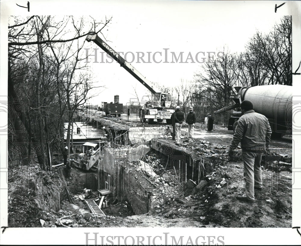 1987 Press Photo Workers start reconstruction of Brookpark Road bridge - Historic Images