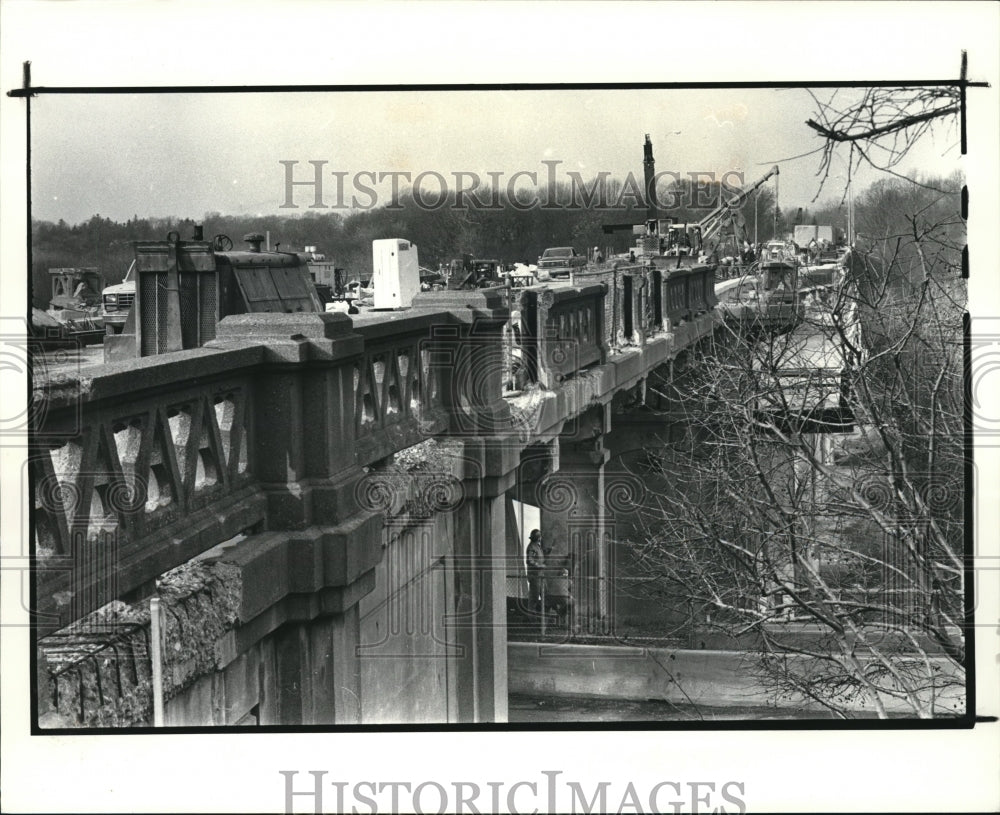 1987 Press Photo Brookpark Rd. bridge, adjacent to Airport - Historic Images