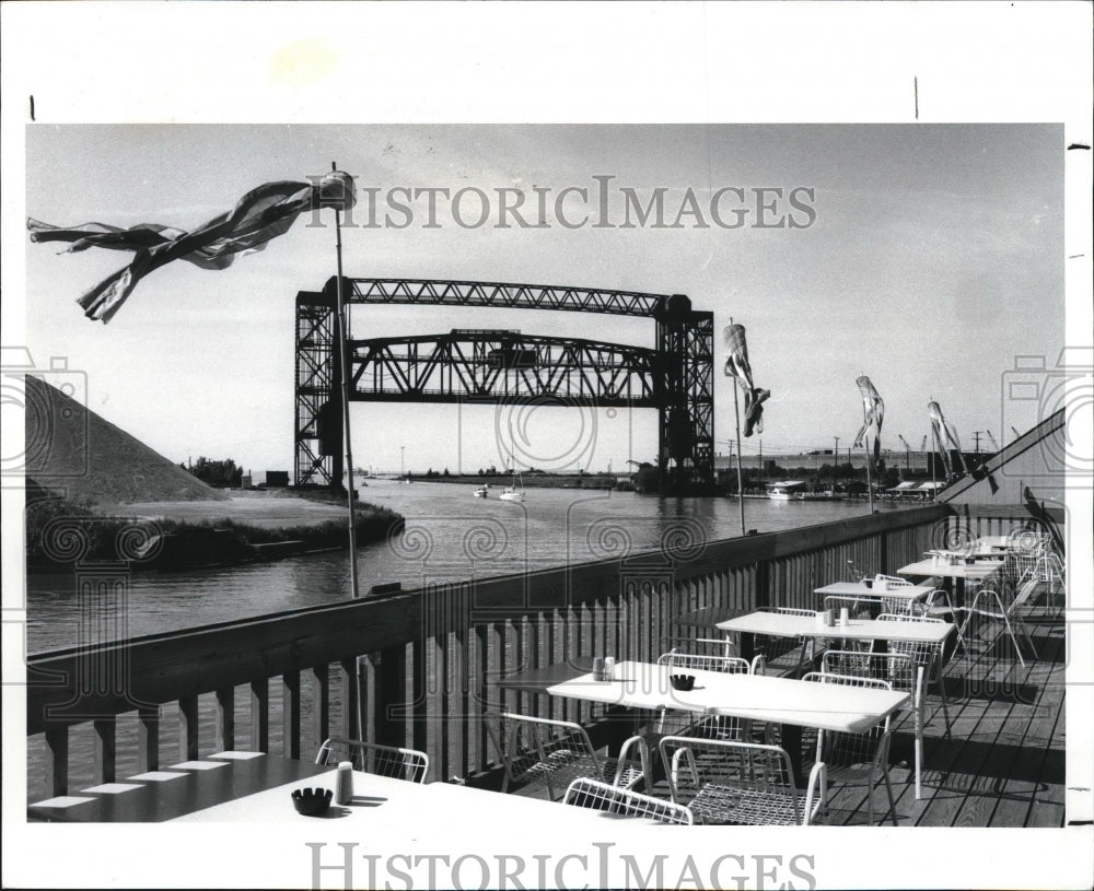 1986 Press Photo Cuyahoga River looking North view taken from Nickys Restaurant - Historic Images