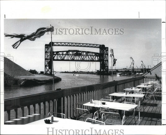 1986 Press Photo Cuyahoga River looking North view taken from Nickys Restaurant - Historic Images