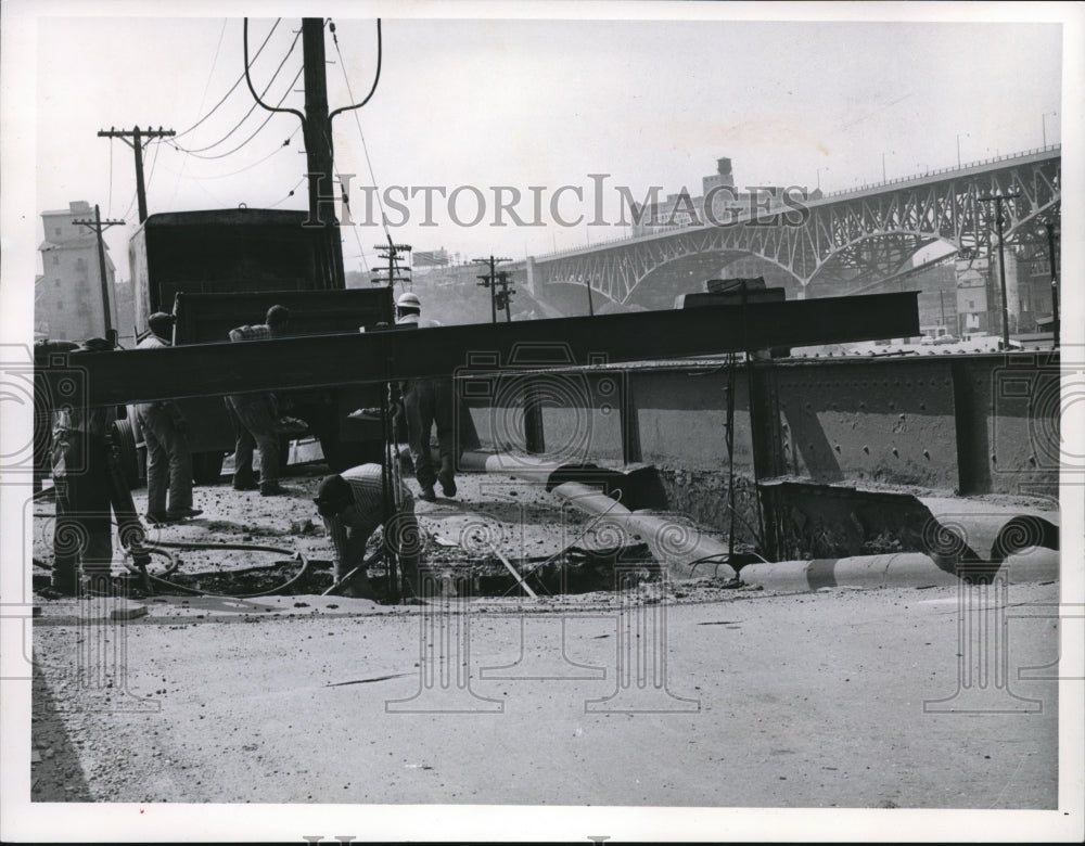 1963 Press Photo Cleveland had drop bridge where main girder in Flats collapsed - Historic Images