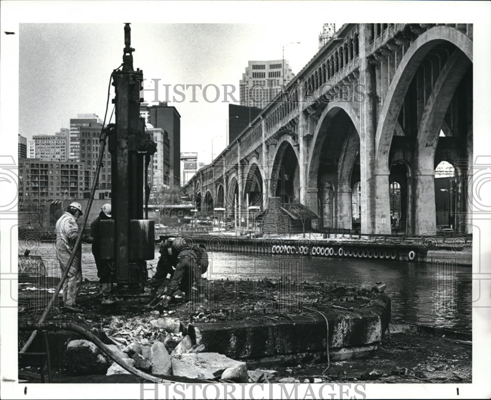 1988 Press Photo Jack Gibson Consrtruction Co break old center st bridge base - Historic Images