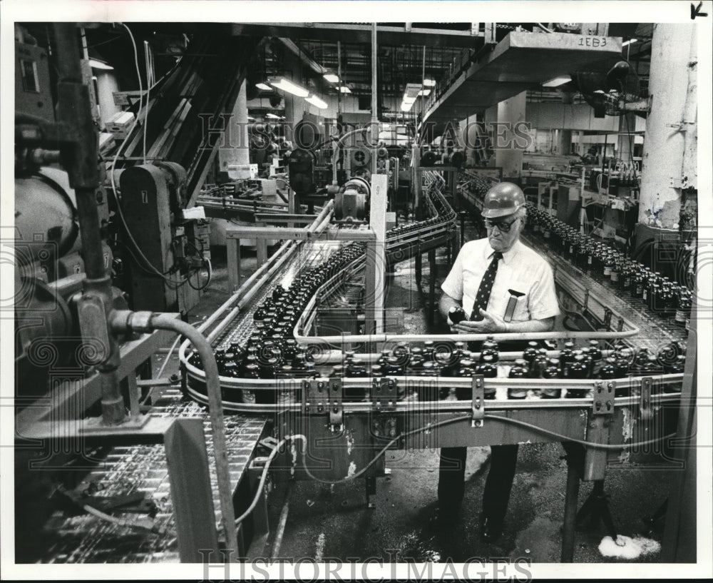 1984 Press Photo Thaine O. Johnson, plant manager in the Schmidt Brewery Co. - Historic Images